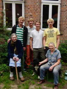 Ingrid Schürmann (unten rechts) mit ihrer Mutter Lina Schürmann und ihren vier Söhnen Johannes, Paulus, Georg und Christian